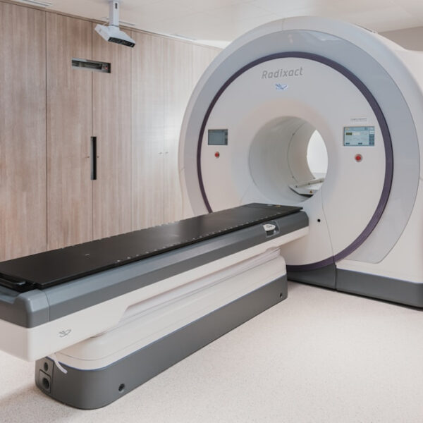 Rezonans magnetyczny kręgosłupa w praktyce – kiedy ból pleców wymaga pilnej diagnostyki?