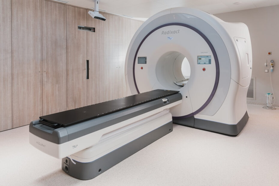 Rezonans magnetyczny kręgosłupa w praktyce – kiedy ból pleców wymaga pilnej diagnostyki?